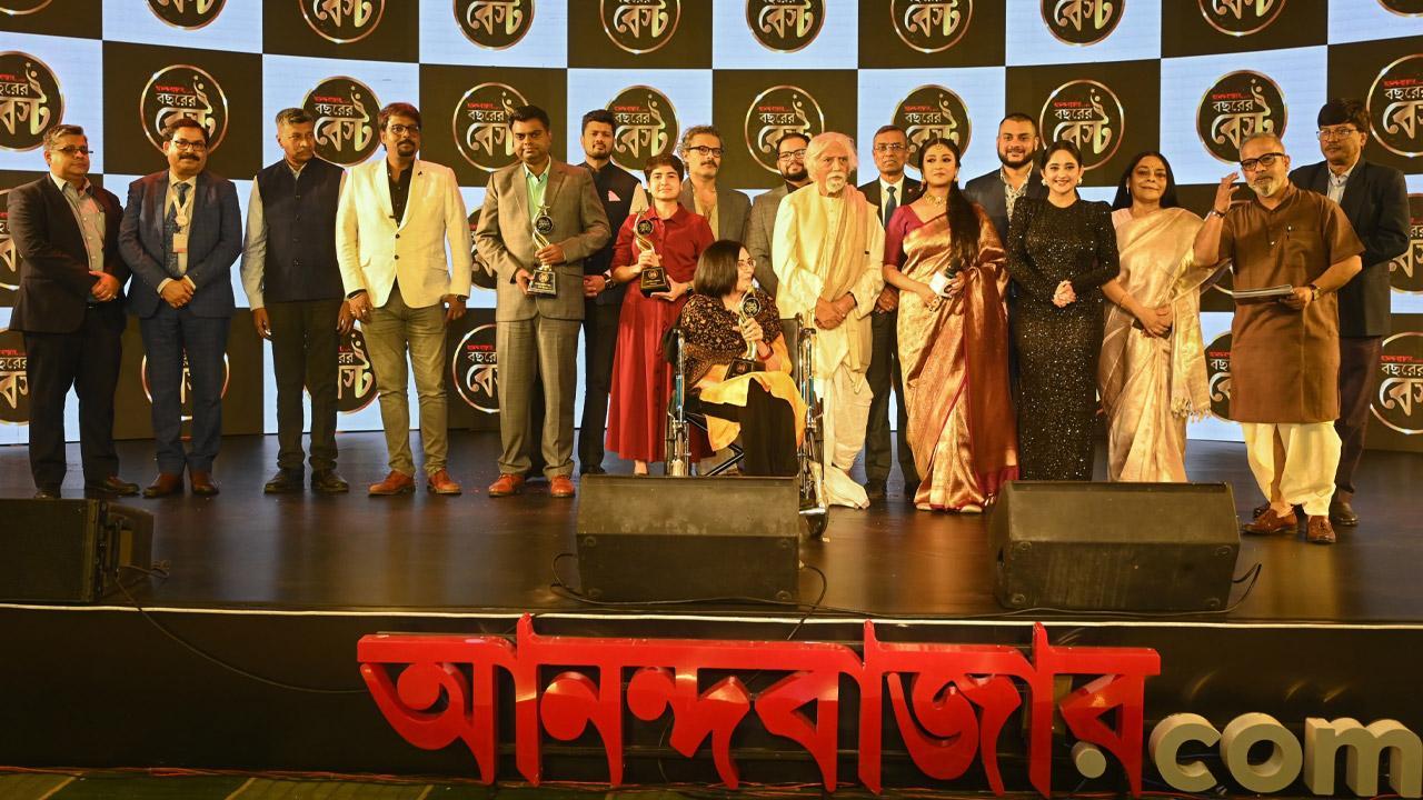 একসঙ্গে। এক মঞ্চে। বছরের বেস্ট সন্ধ্যার অনুষ্ঠান শেষে। (বাঁ দিক থেকে) জয়নীল মুখোপাধ্যায় (আরপি এসজি গ্রুপ), সোমনাথ ভট্টাচার্য (এইচপি গ্রুপ হসপিটাল), সতীন্দ্র রায় (সম্পর্ক অ্যাডভার্টাইজিং অ্যান্ড মিডিয়া প্রাইভেট লিমিটেড), সৌরভ সাহা (টেস্ট অ্যান্ড বাইট), আজহারউদ্দিন খান (বছরের বেস্ট), সাকেত মোহোতা (মার্লিন গ্রুপ), দেবলীনা সরকার (বছরের বেস্ট), প্রীতম ভদ্র (বছরের বেস্ট), জয়া চট্টোপাধ্যায় (বছরের বেস্ট), ঔষ্ণিক চন্দ্র (পিসি চন্দ্র জুয়েলার্স), অভীক সরকার, চন্দ্রশেখর ঘোষ (দশকের বেস্ট), সঞ্চালিকা তথা অভিনেত্রী পাওলি দাম, অরণি মুখোপাধ্যায় (বছরের বেস্ট), সৌমীতৃষা কুন্ডু (বছরের বেস্ট), শ্রেয়সী চট্টোপাধ্যায় (বছরের বেস্ট), অনিন্দ্য জানা এবং অভিজিৎ ঘোষ (সিইএসসি)।